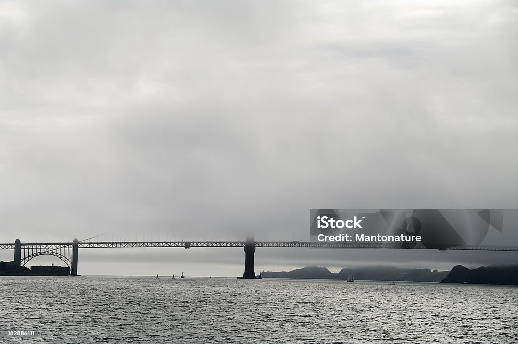 Golden Gate Bridge com névoa - Foto de stock de Arquitetura royalty-free