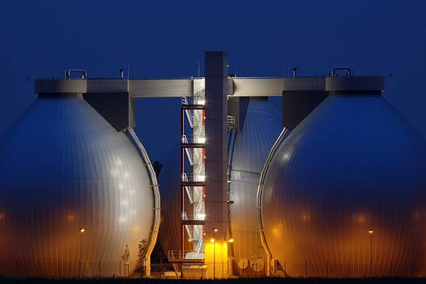 digester towers des eaux usées plant - anaerobic photos et images de collection