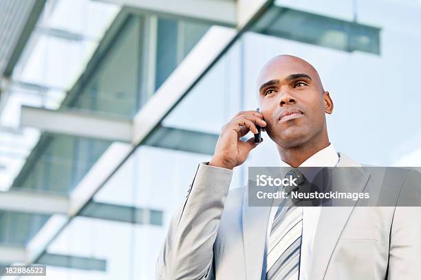 深刻なビジネスマン携帯電話 - 1人のストックフォトや画像を多数ご用意 - 1人, 30代, よそいきの服
