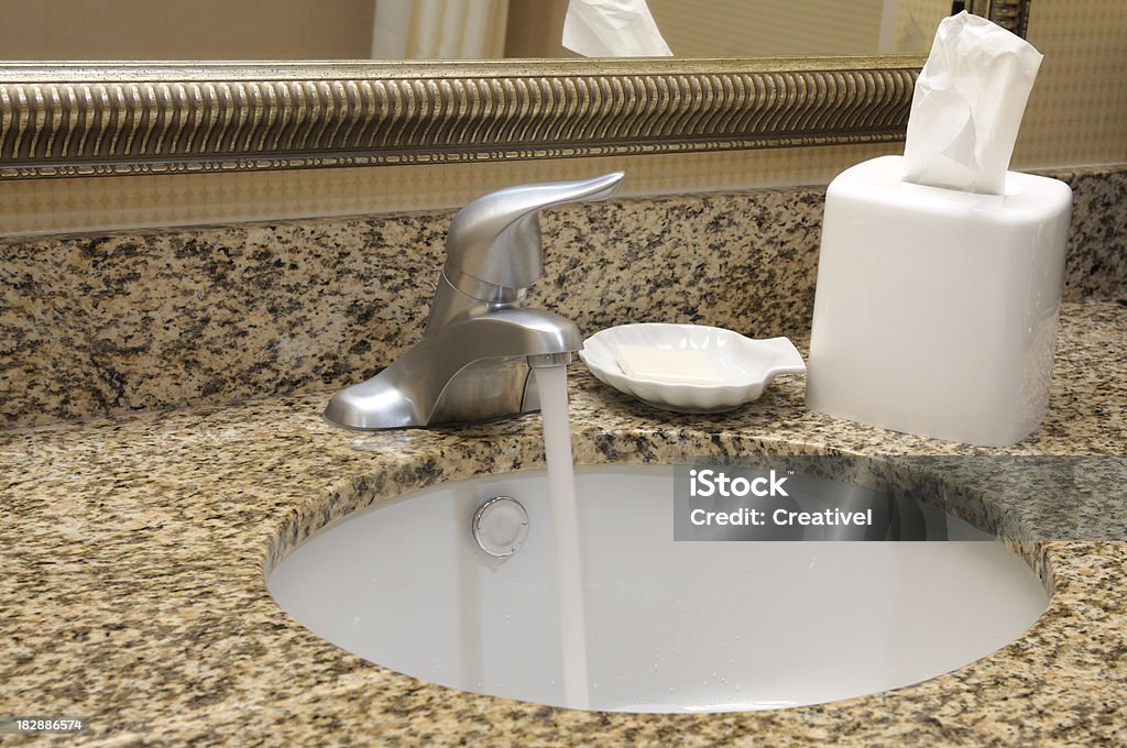 Grifo y Lavamanos del baño con encimera de granito - Foto de stock de Acero inoxidable libre de derechos