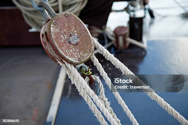 Barca A Vela Dettaglio - Fotografie stock e altre immagini di A forma di blocco - A forma di blocco, Acqua, Albero maestro