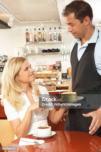 Kunden Die Sich Beschweren Kellner Im Coffee Shop Stockfoto und mehr Bilder von Respektlosigkeit