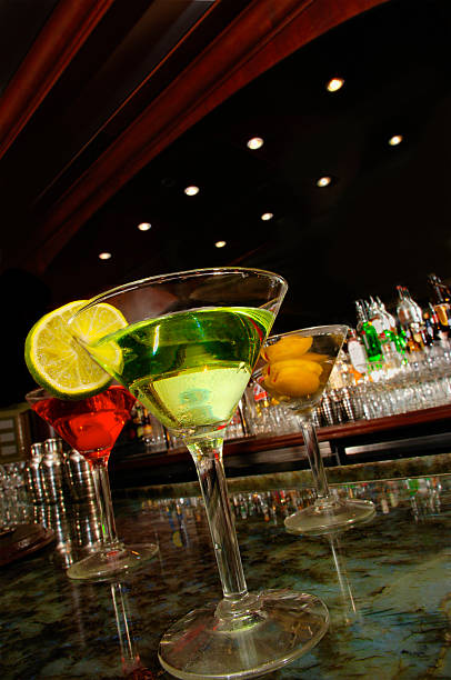 お仕事の後のマティーニグラスを反映した御影石のバー - martini royale ストックフォトと画像
