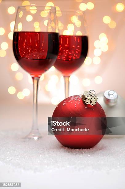 Photo libre de droit de Boules De Noël Rouge Et Blanc Avec Verres De Vin banque d'images et plus d'images libres de droit de Activité - Activité, Alcool, Artificiel