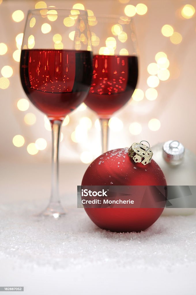 Palle di Natale rosso e bianco con vino bicchieri - Foto stock royalty-free di Alchol