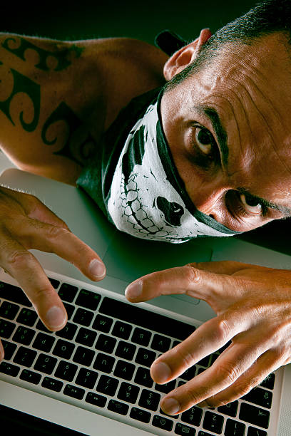 pirata hacker olhando para a câmara - human hand typing protection motion imagens e fotografias de stock