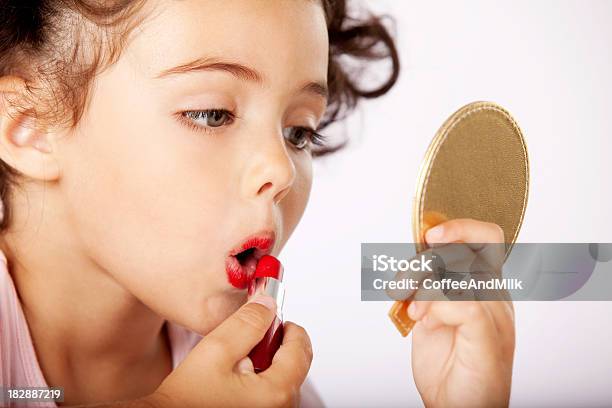 Foto de Adorável Menina Fazendo Maquiagem e mais fotos de stock de Criança - Criança, 2-3 Anos, Batom vermelho