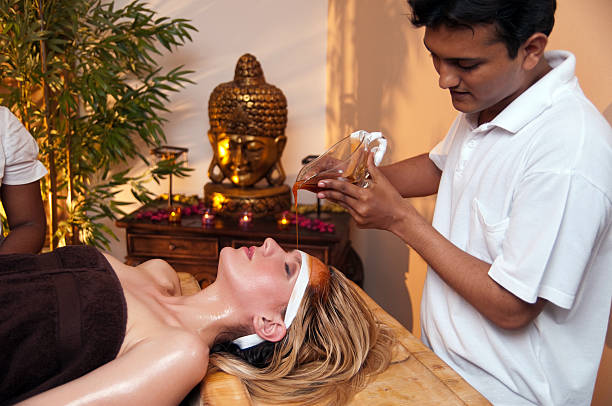 massage ayurvédique - ayurveda massaging aromatherapy chakra photos et images de collection