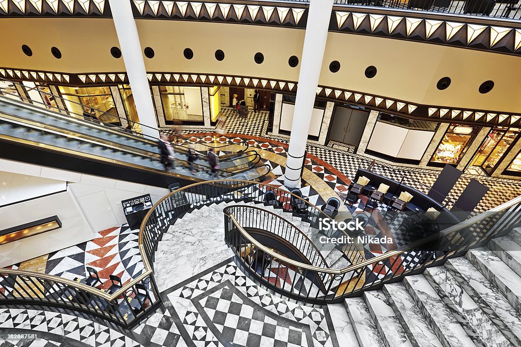 Современная роскошь лестница - Стоковые фото Торговый центр роялти-фри