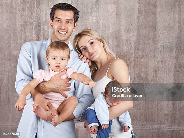 Retrato De Familia Foto de stock y más banco de imágenes de 0-1 mes - 0-1 mes, 12-23 meses, 20-24 años