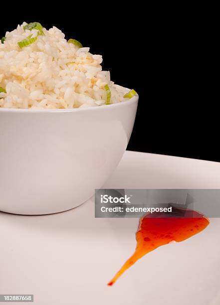 Jajko Smażony Ryż I Słodki Sos Chili - zdjęcia stockowe i więcej obrazów Bez ludzi - Bez ludzi, Biały, Czarny kolor