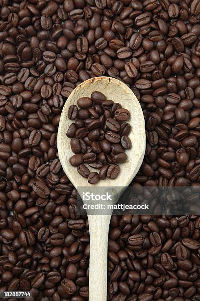 Kaffeebohnen Mit Kochlöffel Stockfoto und mehr Bilder von Bildhintergrund - Bildhintergrund, Braun, Dunkel