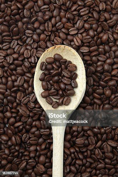 Chicchi Di Caffè Con Cucchiaio Di Legno - Fotografie stock e altre immagini di Arrosto - Cibo cotto - Arrosto - Cibo cotto, Caffè nero, Chicco di caffè tostato