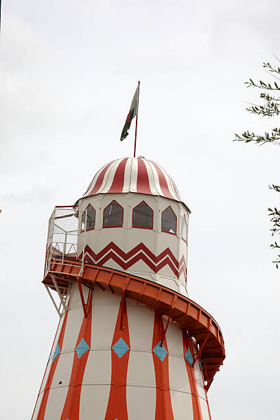 helter skelter fête foraine ride - skelter photos et images de collection