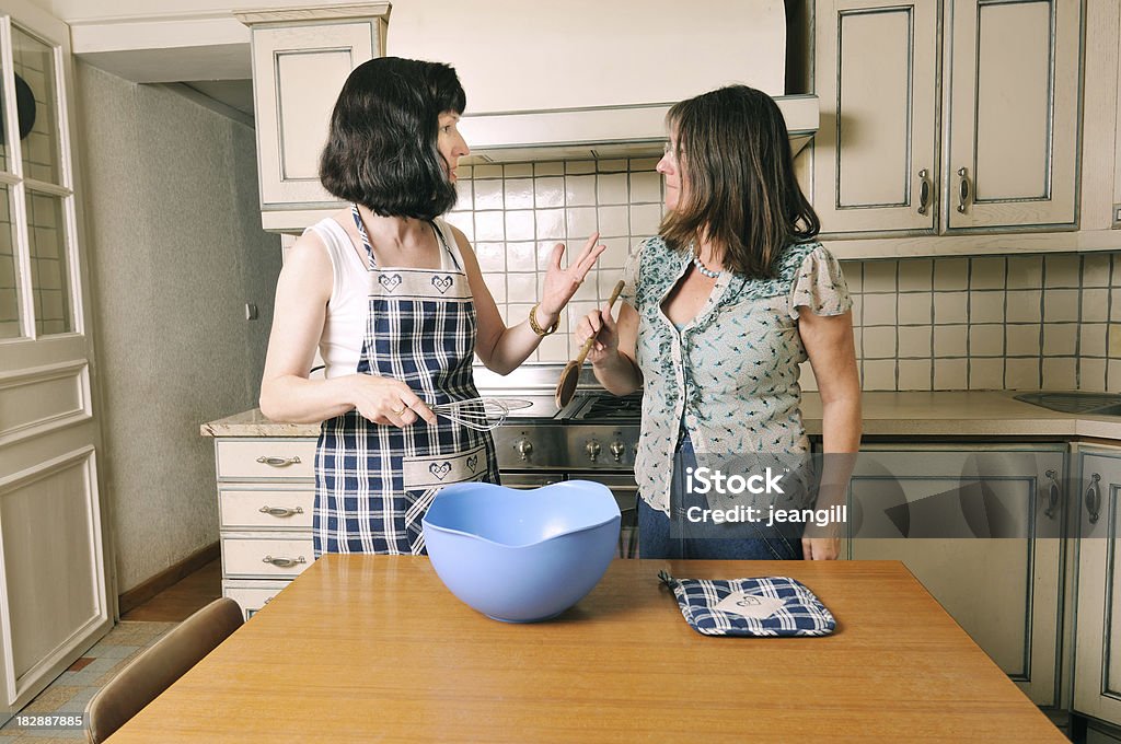 Donna cucinare insieme - Foto stock royalty-free di 45-49 anni