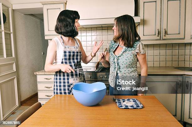Donna Cucinare Insieme - Fotografie stock e altre immagini di 45-49 anni - 45-49 anni, 50-54 anni, Abilità