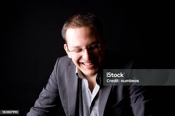 Sonriente Joven Empresario Contra Negro Foto de stock y más banco de imágenes de Bien parecido - Bien parecido, De cuello abierto, Retrato