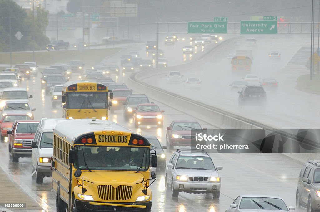 Autobus scolaire en heure de pointe du trafic sur un jour de pluie - Photo de Bus scolaire libre de droits