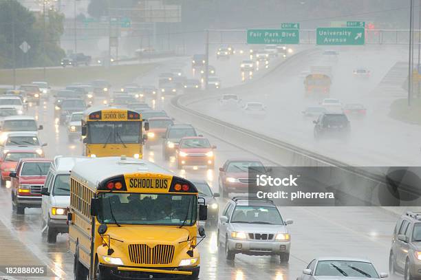 Photo libre de droit de Autobus Scolaire En Heure De Pointe Du Trafic Sur Un Jour De Pluie banque d'images et plus d'images libres de droit de Bus scolaire