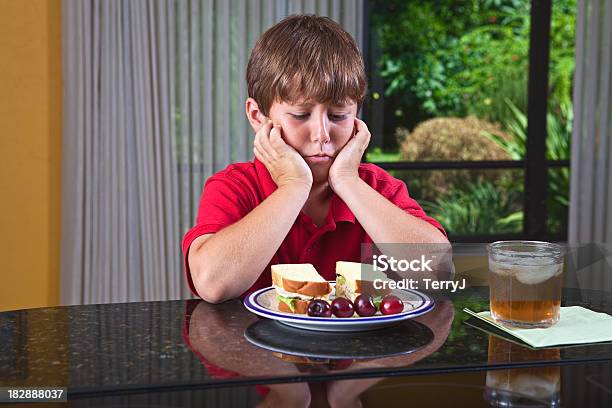 Czas Na Posiłek - zdjęcia stockowe i więcej obrazów Bez apetytu - Bez apetytu, 8 - 9 lat, Blat kuchenny