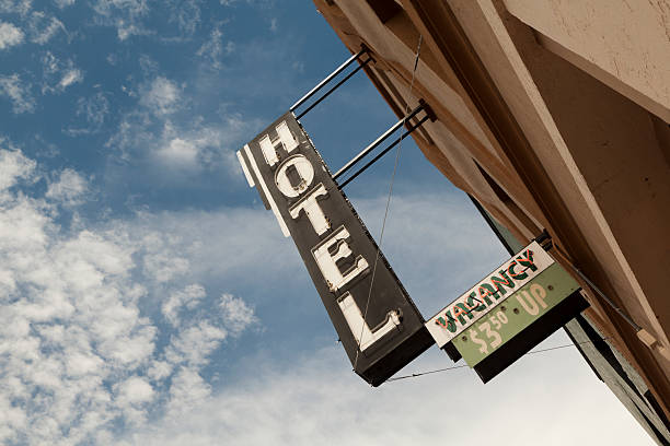 인색한 호텔 팻말, 공석, route 66 - route 66 paint peeling sign 뉴스 사진 이미지