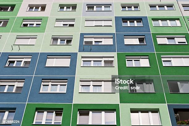 Kolorowe Apartment Building - zdjęcia stockowe i więcej obrazów Architektura - Architektura, Bez ludzi, Bezpośrednio poniżej