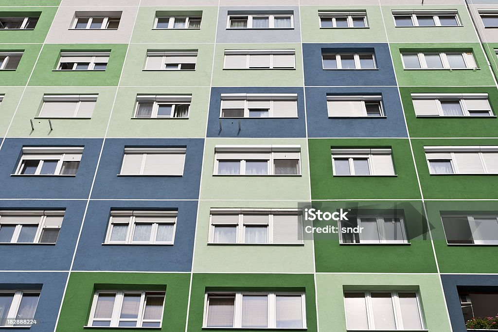 Colorido apartment building - Foto de stock de Apartamento royalty-free