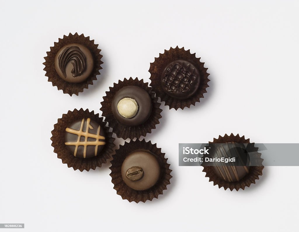 Diversi Praline al cioccolato su sfondo bianco - Foto stock royalty-free di Cioccolato