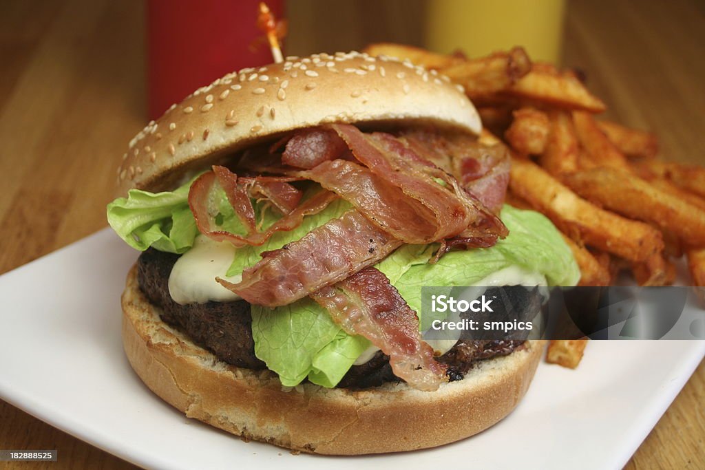 Cheeseburger z bekonem - Zbiór zdjęć royalty-free (Bekon)