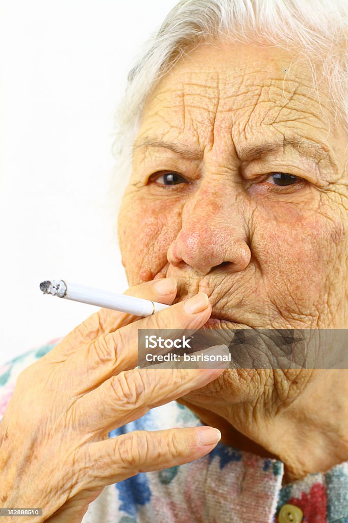 Starszy kobieta jest palenie - Zbiór zdjęć royalty-free (80-89 lat)