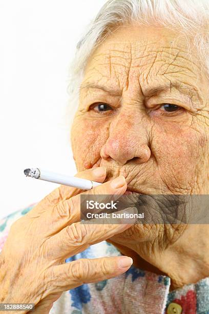 Starszy Kobieta Jest Palenie - zdjęcia stockowe i więcej obrazów 80-89 lat - 80-89 lat, Białe tło, Białe włosy