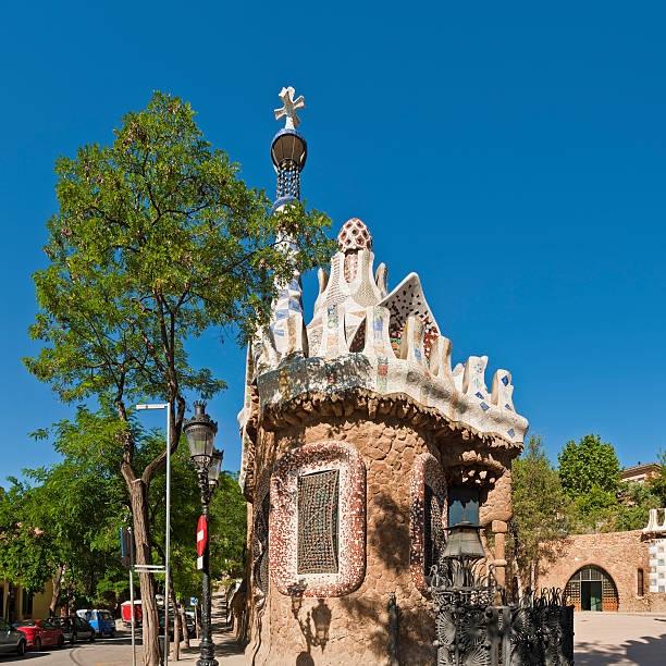 barcellona di gaudí inconfondibile architettura elaborata gatehouse parc güell catalogna, spagna - gracia foto e immagini stock