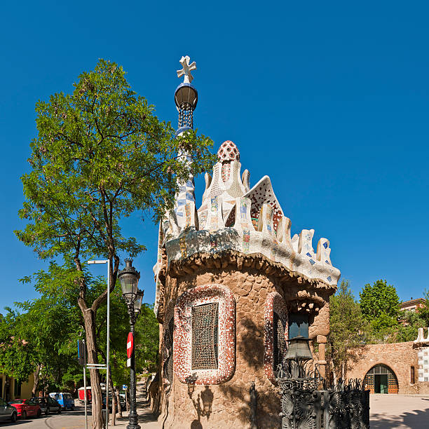 barcelona kultowe gaudí ozdobną architekturą gatehouse parc güell katalonia, hiszpania - gracia zdjęcia i obrazy z banku zdjęć