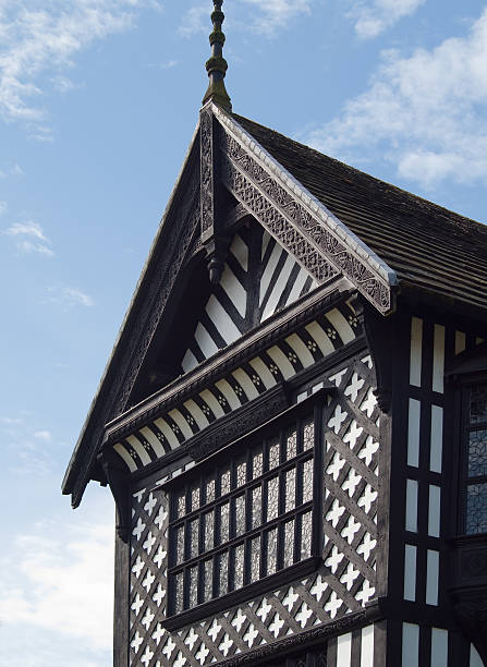 bramhall hall tudor 4e siècle bois encadrée house pignon end - tudor style house timber window photos et images de collection