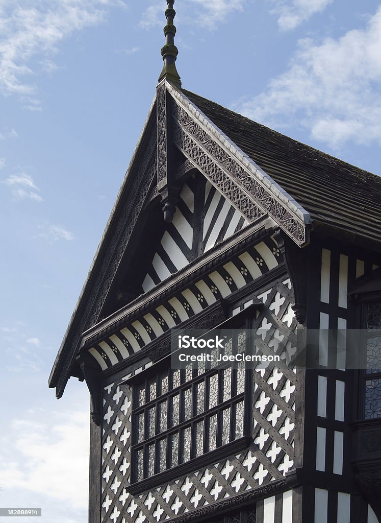 Bramhall sala Tudor 4° secolo legno incorniciato house gable end - Foto stock royalty-free di Travatura a traliccio