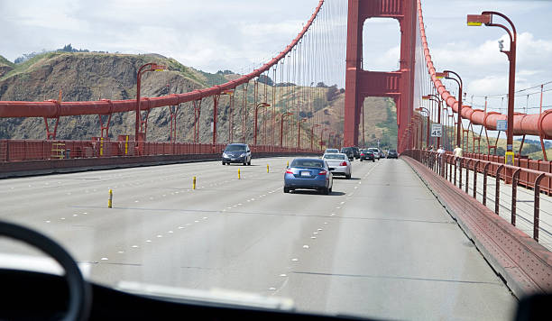 thrue l'autobus finestra: golden gate bridge - bay bridge car traffic transportation foto e immagini stock