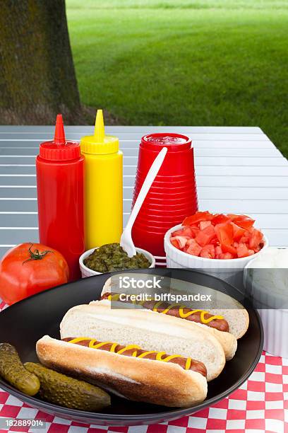 Hot Dog E Condimenti - Fotografie stock e altre immagini di Alimentazione non salutare - Alimentazione non salutare, Ambientazione esterna, Bicchiere di carta