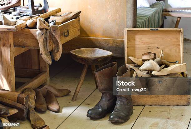 Старый Shoemakers Семинара — стоковые фотографии и другие картинки Булыжник - Булыжник, В помещении, Внутри