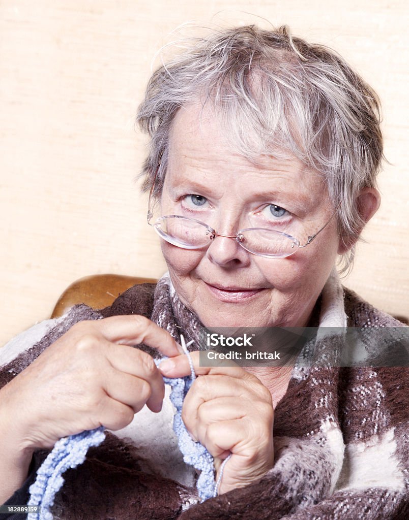 Senior Frau in Stricken wollen Schal. - Lizenzfrei Alter Erwachsener Stock-Foto