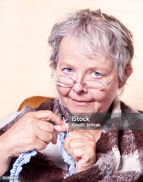 Senior Frau In Stricken Wollen Schal Stockfoto und mehr Bilder von Alter Erwachsener - Alter Erwachsener, Brille, Eine Frau allein