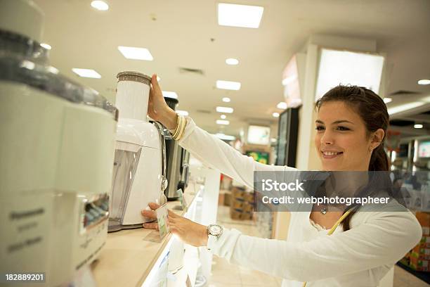 Eletronics Tienda Foto de stock y más banco de imágenes de Ir de compras - Ir de compras, Tienda - Lugar de comercio, A la moda