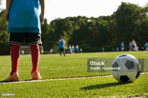 Prática De Futebol - Fotografias de stock e mais imagens de Atleta de reserva - Atleta de reserva, Bola de Futebol, Linha Lateral