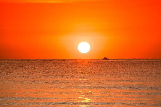 海で美しい日の出 - sand sea caribbean sea wave ストックフォトと画像
