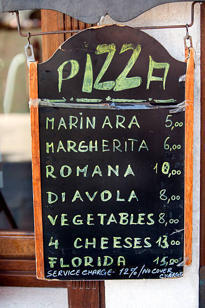 carte des pizzas à venise en italie - food venice italy blackboard pizza photos et images de collection