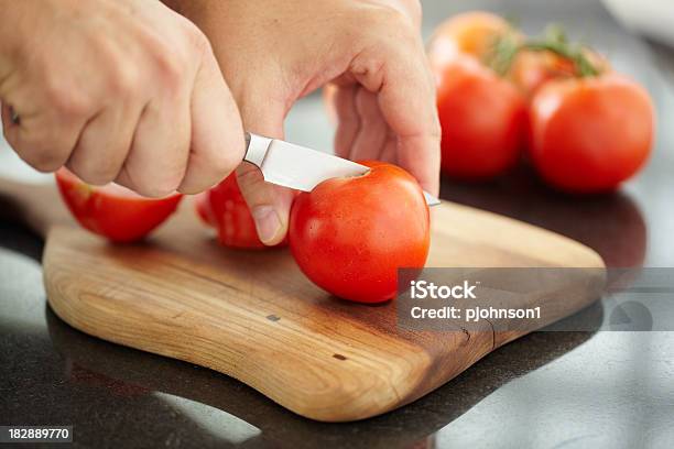スライストマト - キッチンナイフのストックフォトや画像を多数ご用意 - キッチンナイフ, つる草, まな板