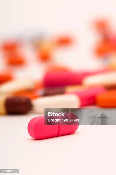 Le Pillole - Fotografie stock e altre immagini di Assuefazione - Assuefazione, Bellezza, Capsula