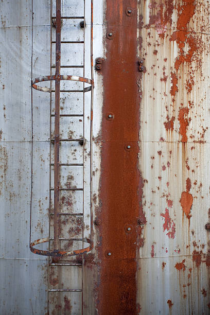 scala su arrugginito serbatoio - rusty storage tank nobody photography foto e immagini stock