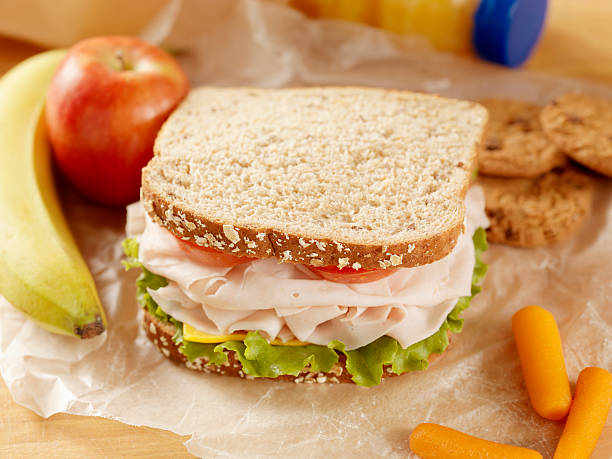 saudável almoço embalado - portion turkey sandwich close up - fotografias e filmes do acervo