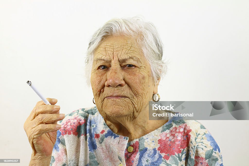 Mujer de edad avanzada para fumadores - Foto de stock de 80-89 años libre de derechos