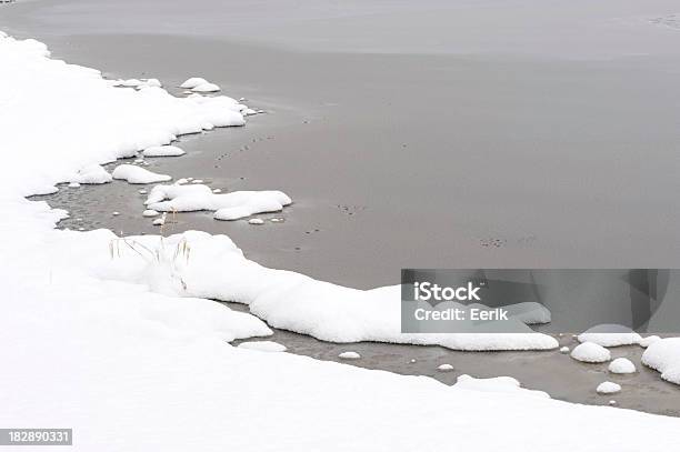 Śnieg Na Lake Shore - zdjęcia stockowe i więcej obrazów Arktyka - Arktyka, Bez ludzi, Biały